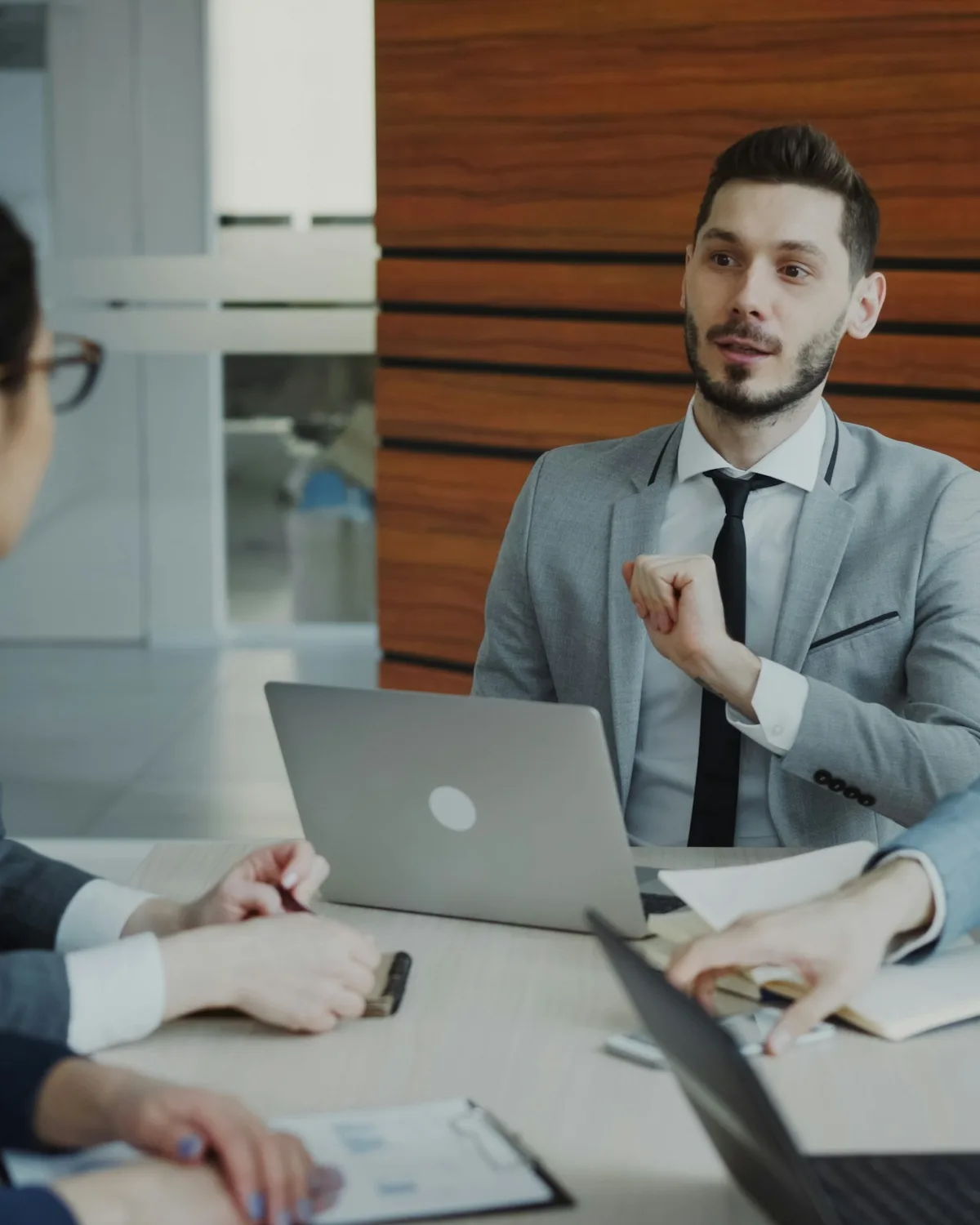 Profesionales colaborando durante una reunión de asesoría